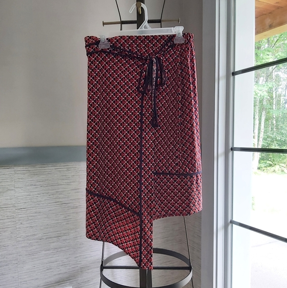 Asymmetric Skirt - Picture 2 of 8